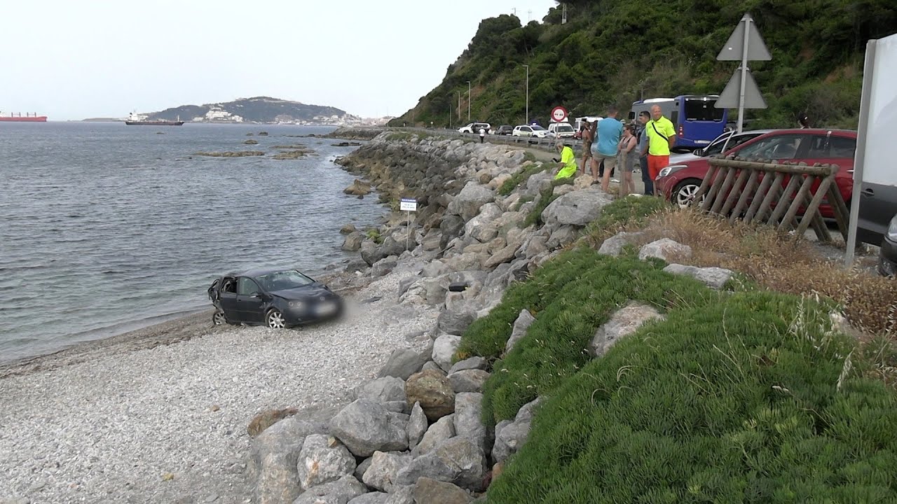Grave accidente: un coche termina en la playa y varios destrozados