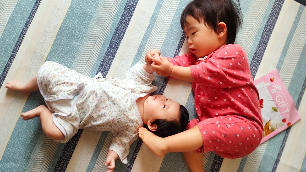 【1歳半と生後2ヶ月】モモはハルの哺乳瓶を手に入れた！＆初めて手を繋いだ日 【Daily life with tiny sisters