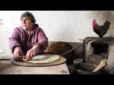 Eski bir Sokak Fırınında geleneksel Lezgi yemekleri. Dağıstan köyünde yaşam. Rusya