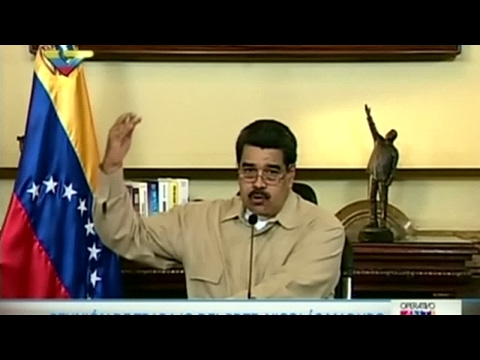 Venezuela: Maduro signs