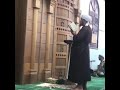 momen habib Umar sedang solat sambil membaca Alquran