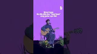 Wren Evans vừa đàn vừa hát \
