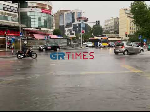 Ποτάμια οι δρόμοι της Θεσσαλονίκης λόγω της βροχής