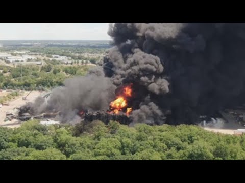Evacúan a cientos de personas tras explosión en planta industrial de EE.UU.