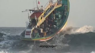 ombak 3meter mengurung terpaksa diterjang hingga terbang 4,6,24 selasa #plawanganpuger