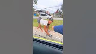 menetes air mata ini, nggak tega melihat bapak ini berjalan seperti ini #shorts