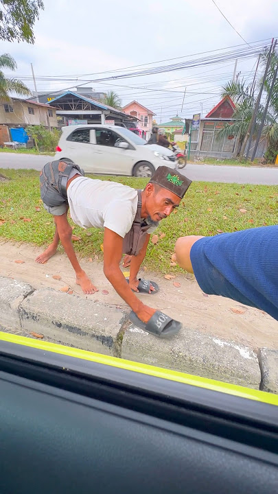 menetes air mata ini, nggak tega melihat bapak ini berjalan seperti ini #shorts