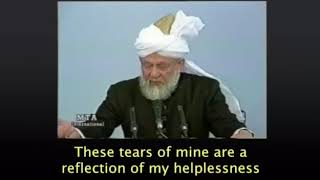 Khalifatul Masih IV sharing his painful prayers for the Jamaat