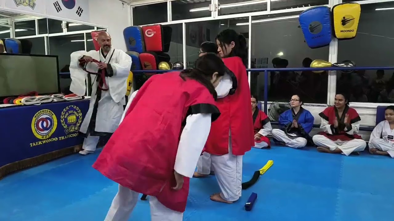 Entrega de Cinta negra y certificado 