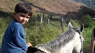 Mikael andando a cavalo10;7;11 013.avi