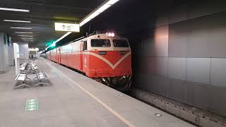2019.11.03 21:12 貨物列車7215次慢速通過高雄站（E206+E227）
