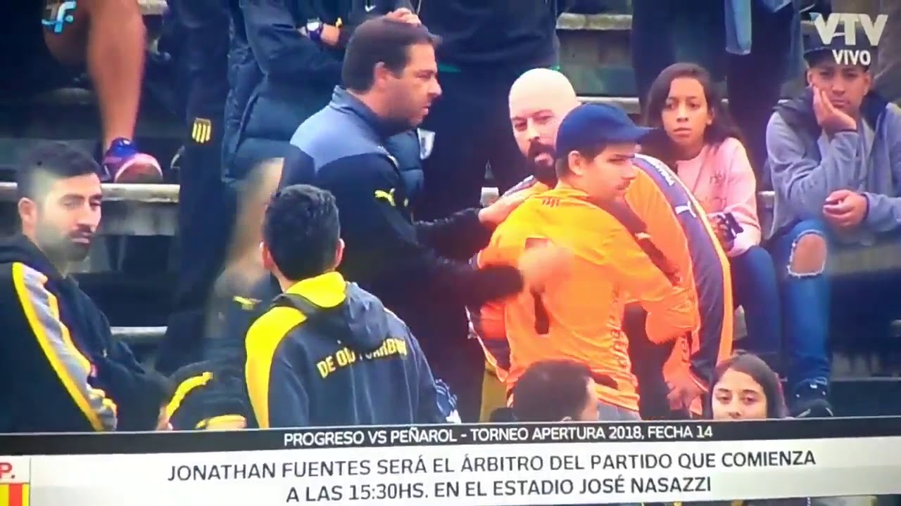 Peñarol goalkeeper Kevin Dawson had to use a fan's shirt when they turned