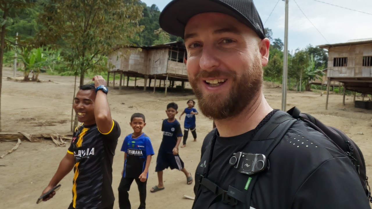Внутри отдаленной деревни в джунглях Малайзии