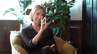 It’s Marlee Matlin… she landed a Seinfeld role when Larry David saw her at the gym with Brad Pitt! Content