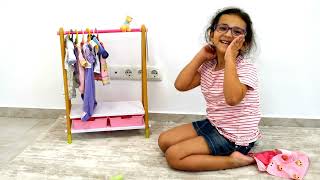 Кати подрежда дрехите на куклите | Забавно видео за деца на български