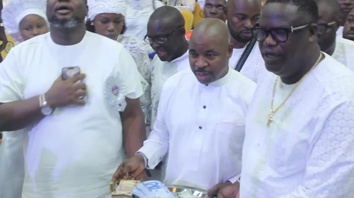 MC OLUOMO TOOK HIS OFERING BOX TO OBASANJO AND OONI OF IFE TO GET OFERING MONEY @ESTHER AJAYI CHURCH