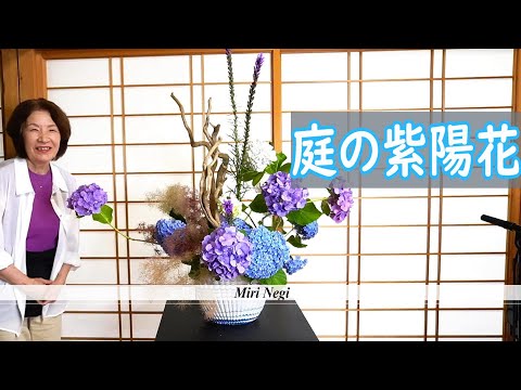 すぐに飾れる！大輪の紫陽花が美しい花束＆漆黒の花瓶が涼やかでエレガントなアレンジ hqdefault.jpg
