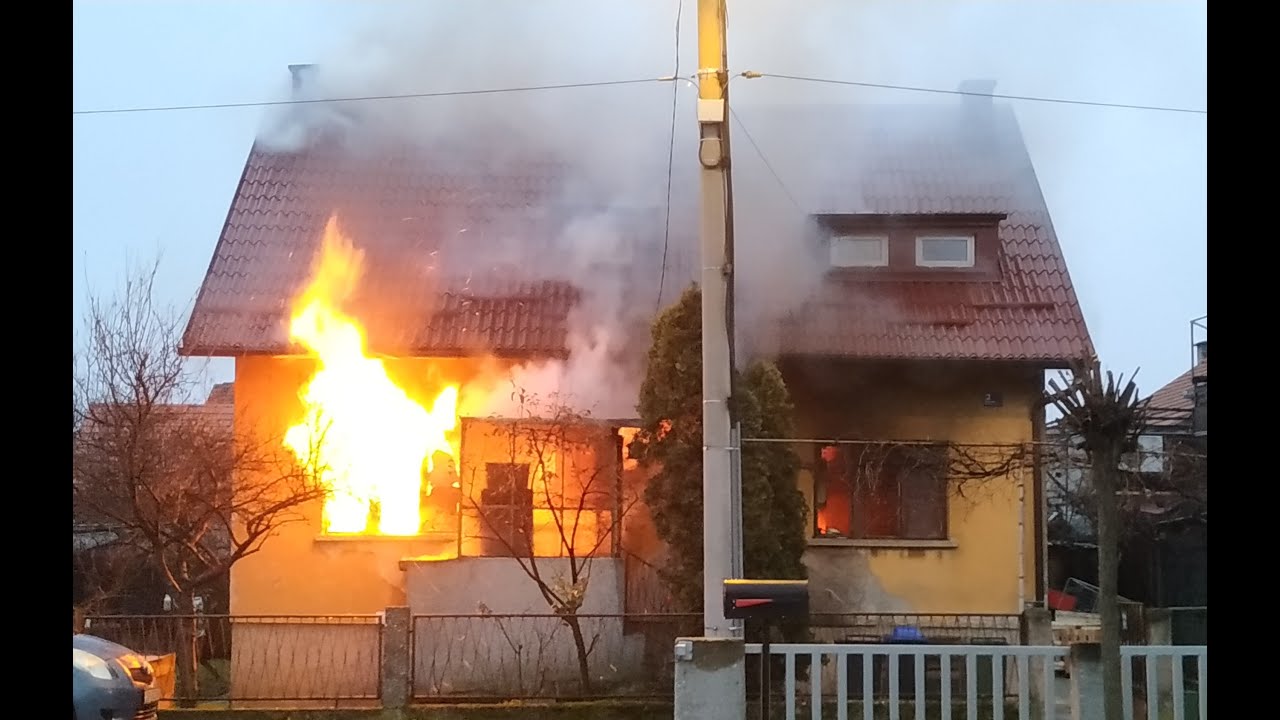 Požar obiteljske kuće u Zagrebačkoj Dubravi ( 20:12:2020 / 16:24 )