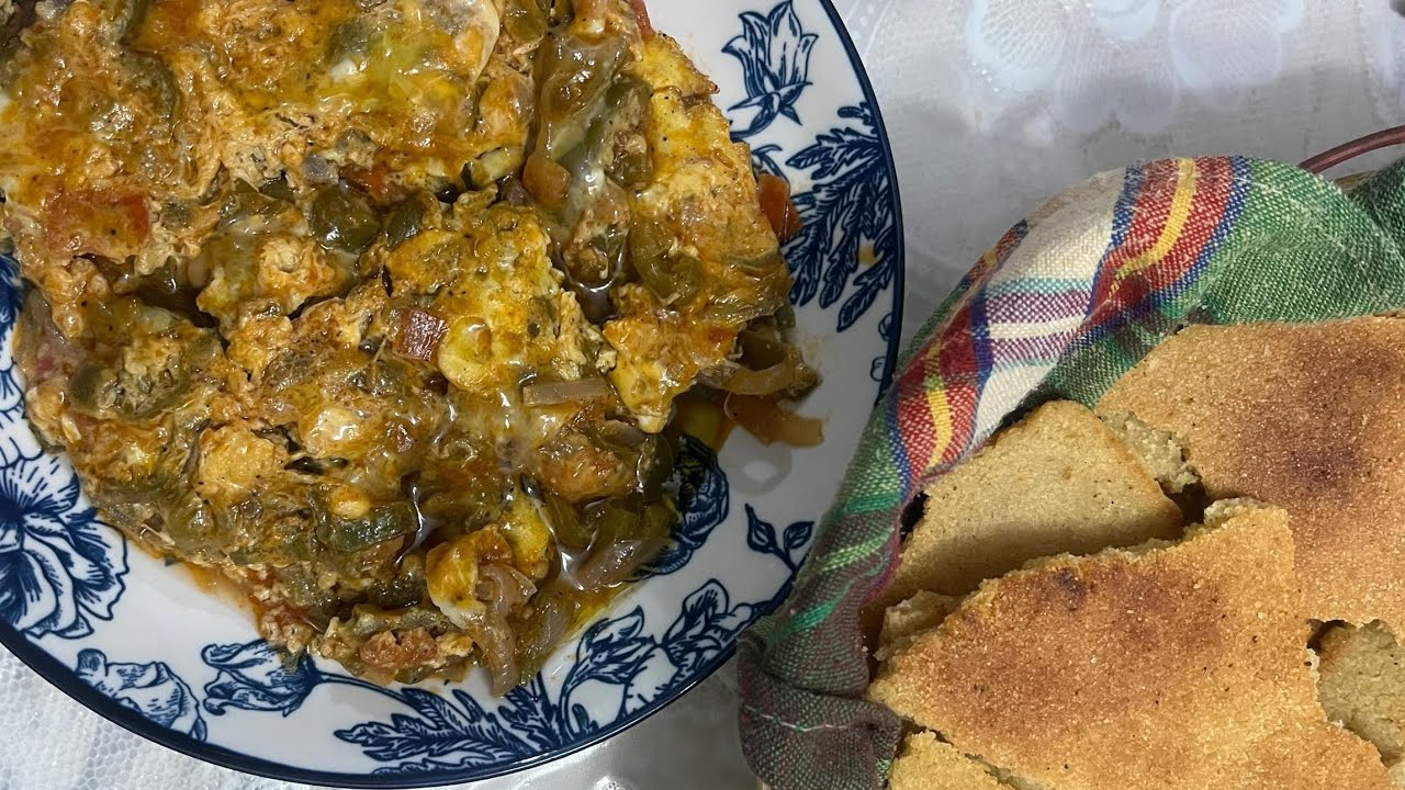 تشكتشوكة الفلفل مع البصل والطماطم جي معسلة 😋 لحسو صبعتيهم عليها مع زيت الزيتون خلاصت في دقيقتها 🌶🍅🧅