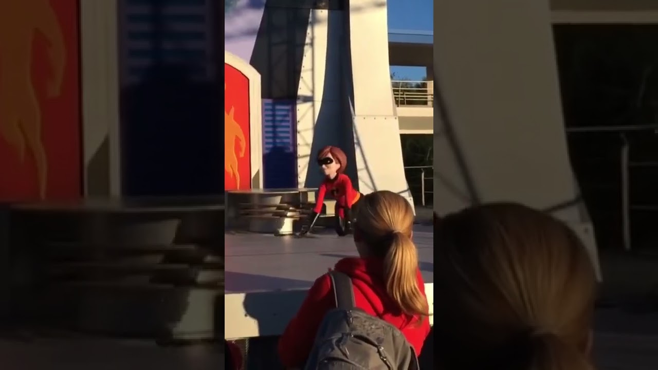Elastigirl's face falls off