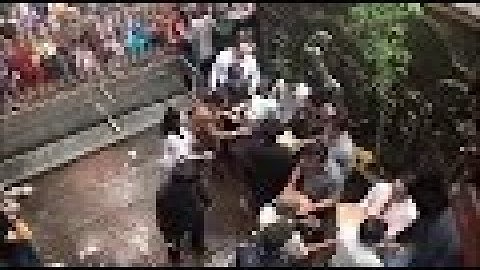 Clip Ngọc Sơn phát tiền cho người nghèo sau bão số 9 Usagi