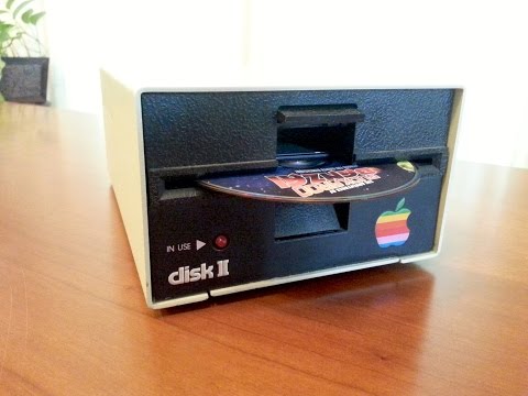 Video: Apple Disk II Floppy Drive reinkarneret som en USB -harddiskkapsling: 8 trin Video: Apple Disk II Floppy Drive reinkarneret som en USB -harddiskkapsling: 8 trin