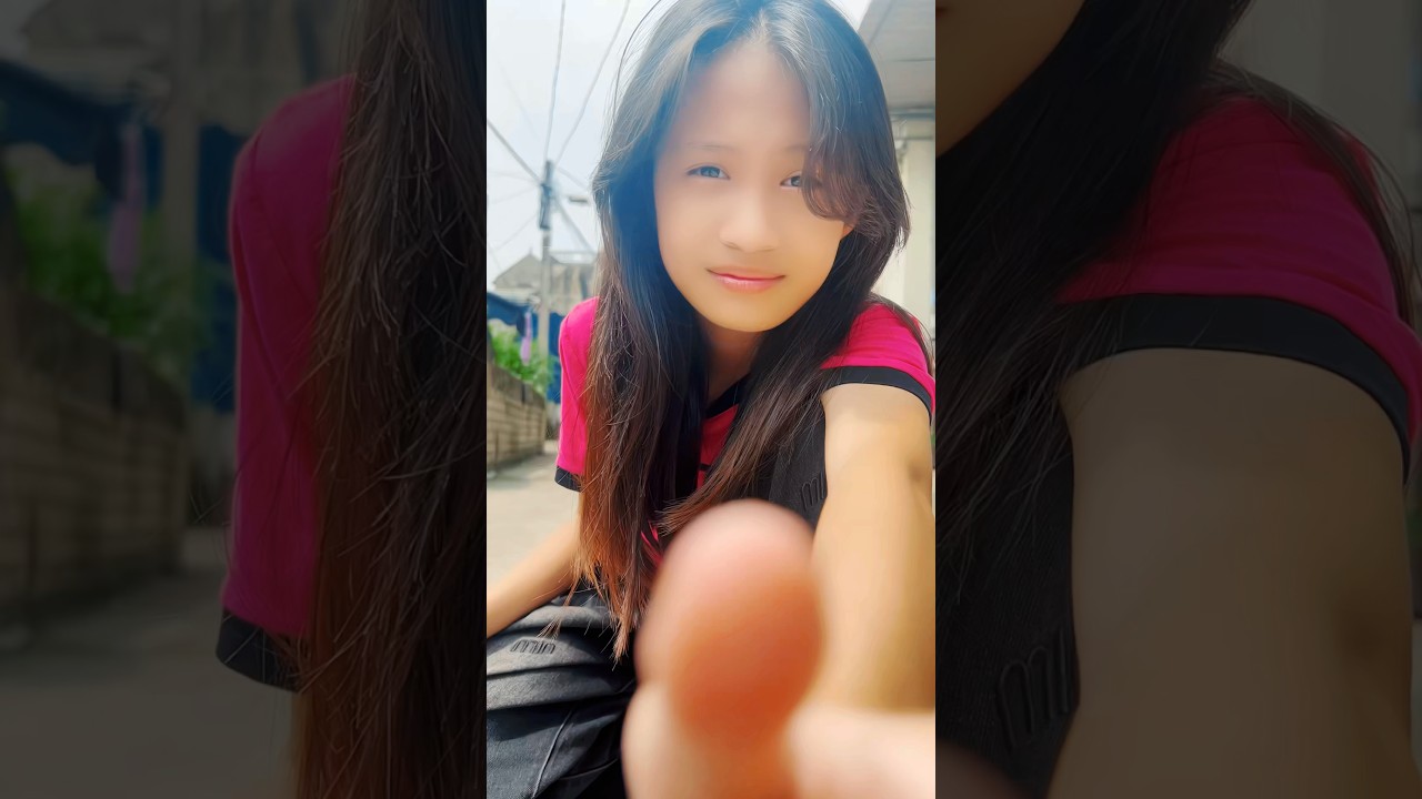 Anh xoè đôi bàn tay trắng