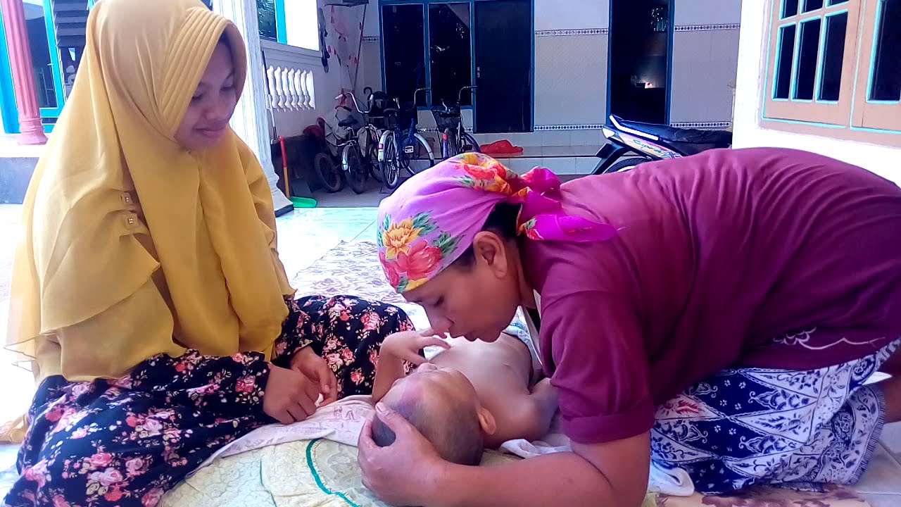 Terapi pijat untuk BALITA, menggunakan minyak herba sinergi HNI HPAI