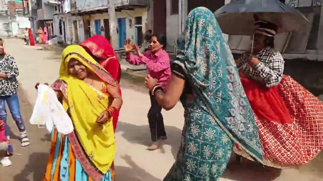 मेरे ससुर बड़े बदमाश बहुअनि में बैठे घुस घुस के हम भी बड़े बदमास ghunghat khole Hansi Hans ke