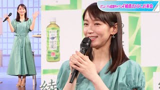 吉岡里帆、スリットから美脚ちら見せ　Vネックワンピ×ストラップサンダルで品良く