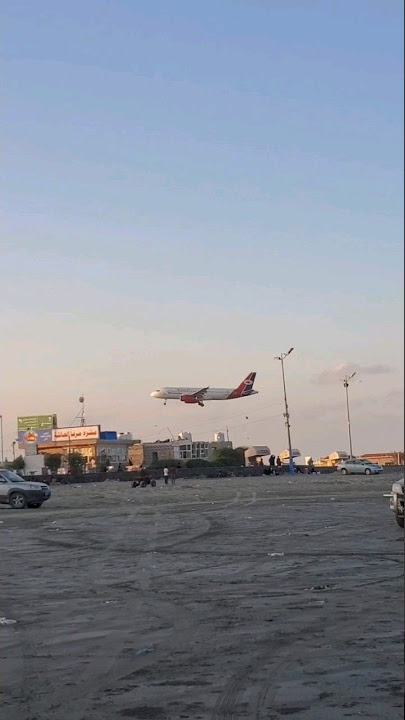 هبوط طائرة اليمنية قادمة من البحر وتدخل للبر كأنها تغوص وسط المباني #اليمن #السعودية #طيران_اليمنية