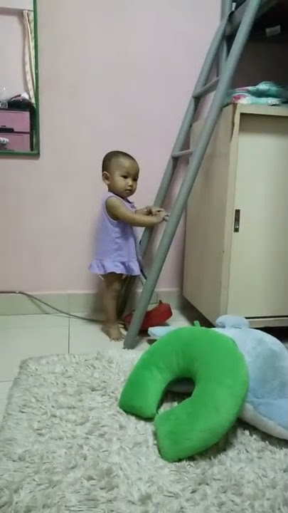 Anak kecil jatuh dari tangga