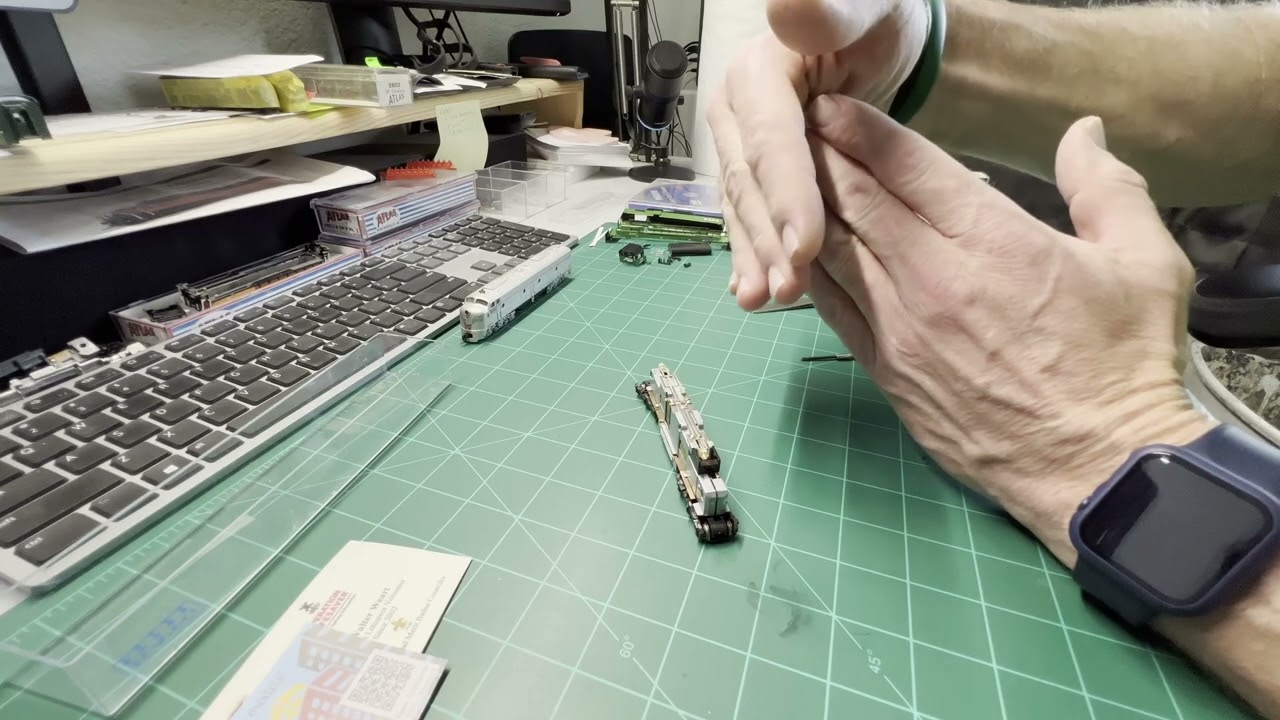 N Scale Kato SD 40 2  Tear down