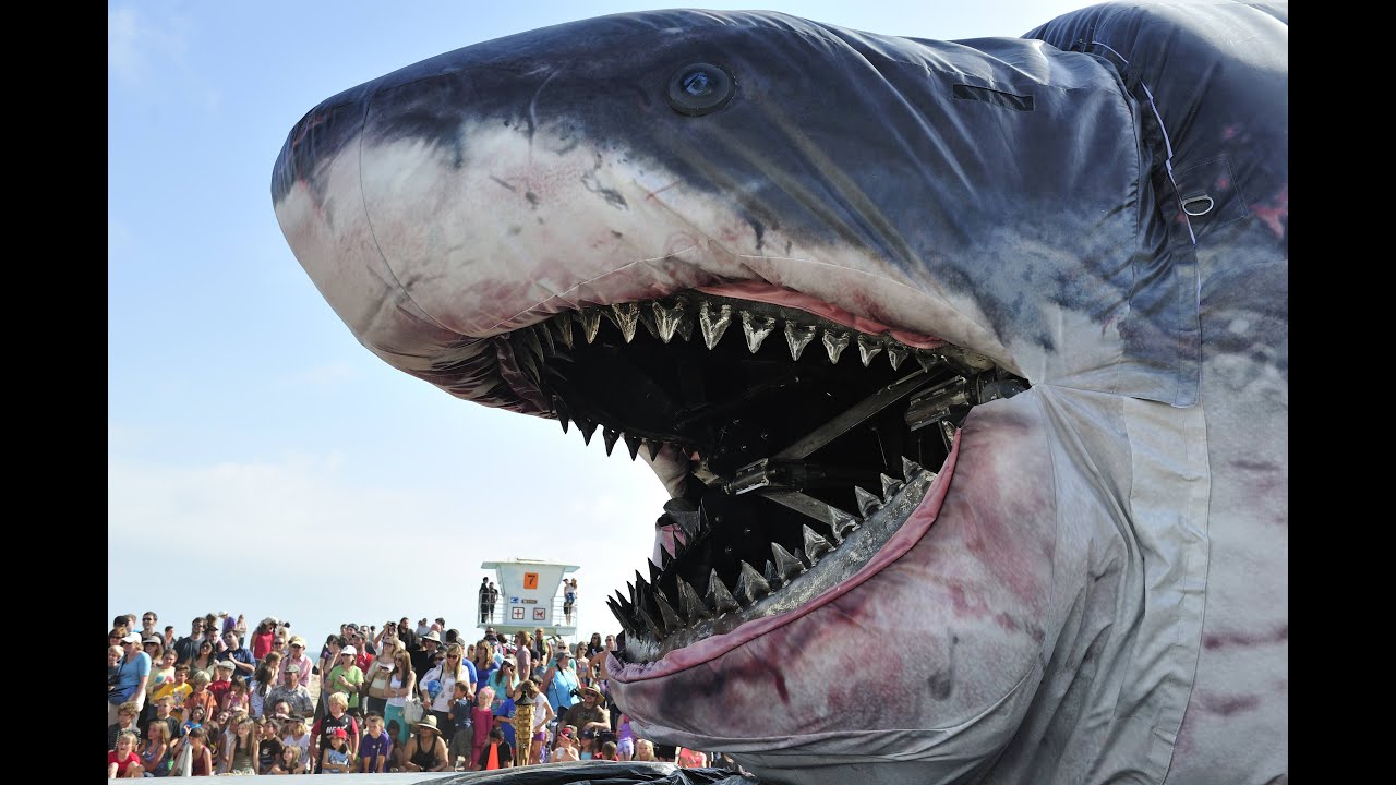 The Meg - Megalodon Shark Beach Attack Scene - YouTube