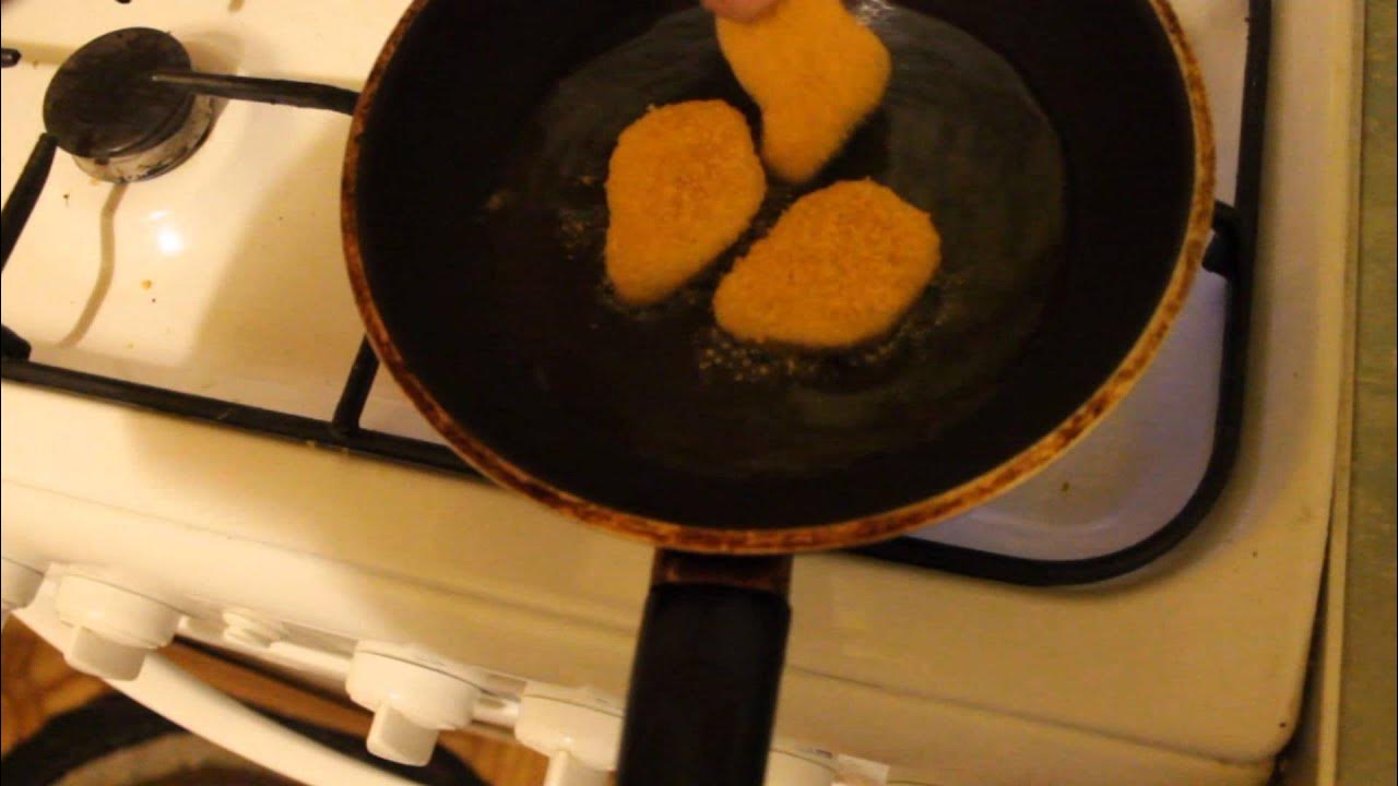 Наггетсы на сковороде. Наггетсы в соусе на сковороде. Сколько жарить наггетсы на сковороде полуфабрикаты. Наггетсы жарятся. Наггетсы на сковороде.