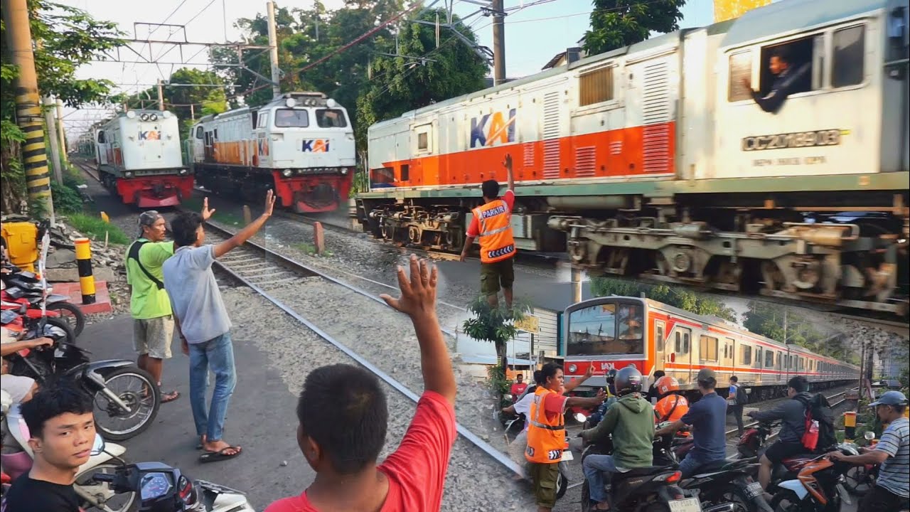 🔴Ngeri detik detik kereta api ngebut berpapasan perlintasan gang stasiun sentiong padat pengendara
