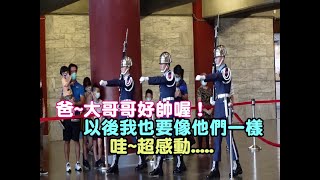 【 👦 看見在左邊被爸爸抱著的小男孩向爸爸說:(爸~大哥哥好帥!以後我也要像他們一樣!)哇~那位小男孩想當軍人,要盡忠報國守護國家,超感動!!!好可愛喔! 】 【 👦 看見在左邊被爸爸抱著的小男孩向爸爸說:(爸~大哥哥好帥!以後我也要像他們一樣!)哇~那位小男孩想當軍人,要盡忠報國守護國家,超感動!!!好可愛喔! 】