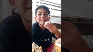 alvaro live makan durian