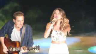 Sofía Reyes y Kendall Schmidt cantando 