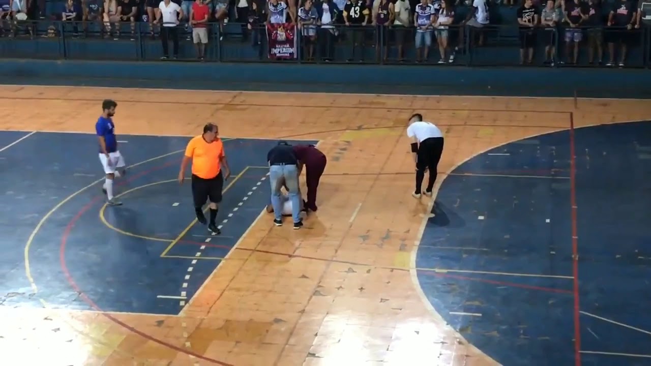 Painful Football Nutshot. Right between the legs. Pelotazo de lleno en