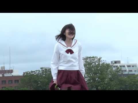 『暗黒女子』“飯豊まりえが背面ダイブに挑む”メイキング映像
