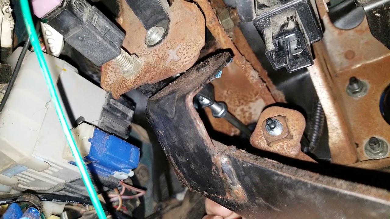 86 Nissan d21. Clutch won't go into gear/fix. YouTube