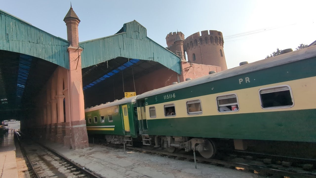 40dn Jaffar Express on Time at Lahore Railway Station | Karakaram Departure From Lahore