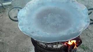 Обжигаем и прокаливаем сковородку из бороны