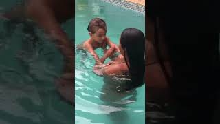 Miguel Na Piscina Com A Mamãe 4 Aninhos