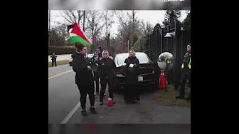 داعمون لفلسطين يلقون طلاء أحمر على السيارة الرسمية لوزير الخارجية الأميركي، أثناء مغادرته منزله