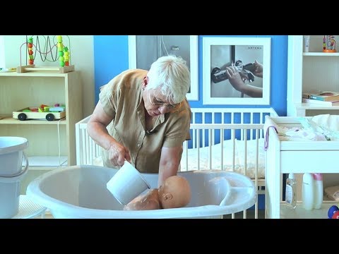 Video: Yeni Doğan Bebek Nasıl Yıkanır: 11 Adım (Resimlerle)