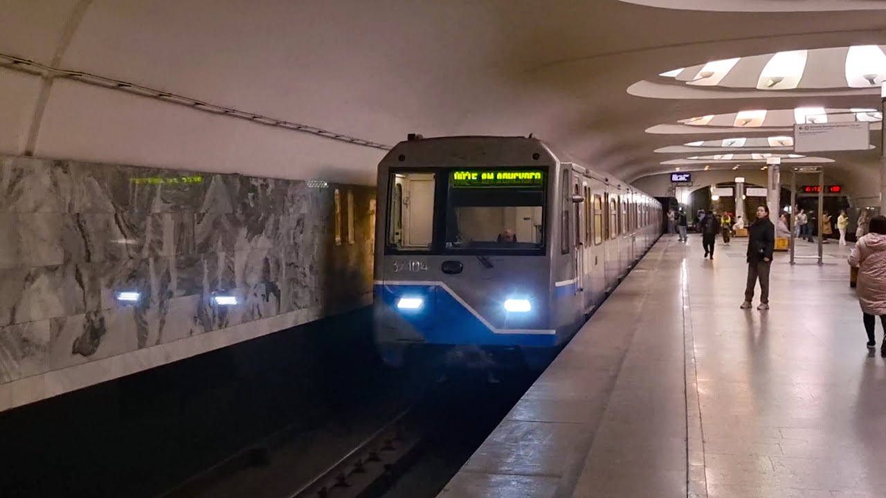 Составы 81-760/761 "Ока" на ст. "Аннино"