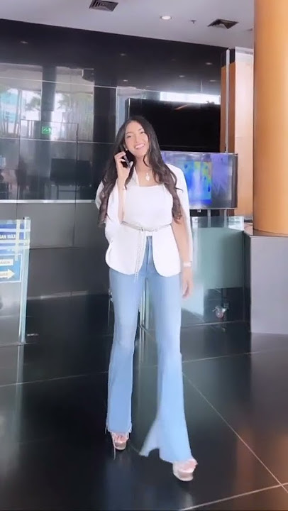 Dahlia Wahyuni with cutbray jeans at Studio Transtv