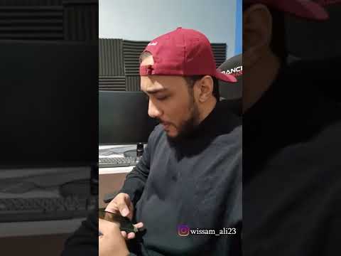 شاهد معلق الوثائقيات في الجزيرة وسام علي يتحدث عن الدوبلاج ويؤدي جزء بسيط من ادواره امام الكاميرا